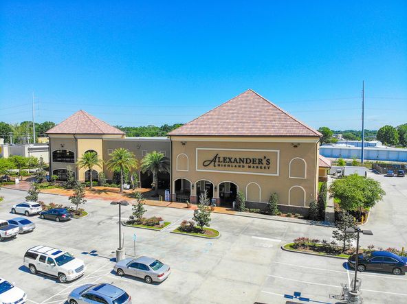 Highland Park Marketplace: 18300-18400 Old Perkins Road East, Baton Rouge, LA 70810
